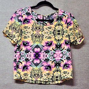 FUN & FLIRT == Crop Top Size SMALL == Colorful Floral! == Swoop Collar == Zipper